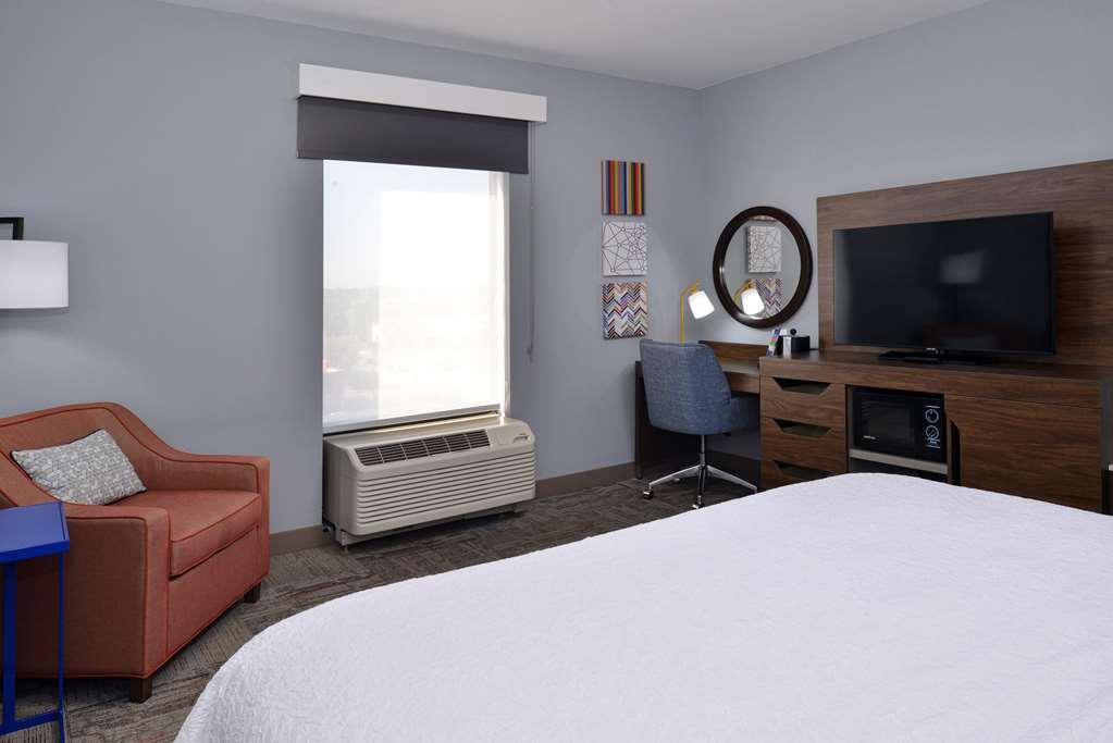 Hampton Inn Kansas City Northeast Room photo